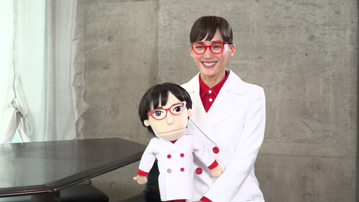 白衣の綾瀬はるか、新CMで息ピッタリ“綾瀬はるお”と共演「インパクトがすごくて」