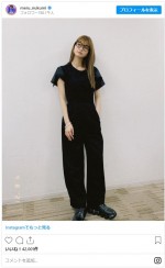 生見愛瑠、黒ぶちメガネに黒パンツ　シックな全身ブラック私服コーデ　※「生見愛瑠」インスタグラム