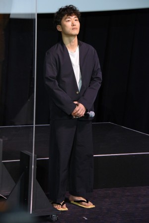 映画『バイプレイヤーズ～もしも100人の名脇役が映画を作ったら～』初日舞台あいさつに登場した松居大悟監督