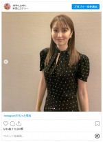 美しいワンピース姿を披露　※「矢田亜希子」インスタグラム