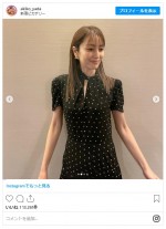 美しいワンピース姿を披露　※「矢田亜希子」インスタグラム