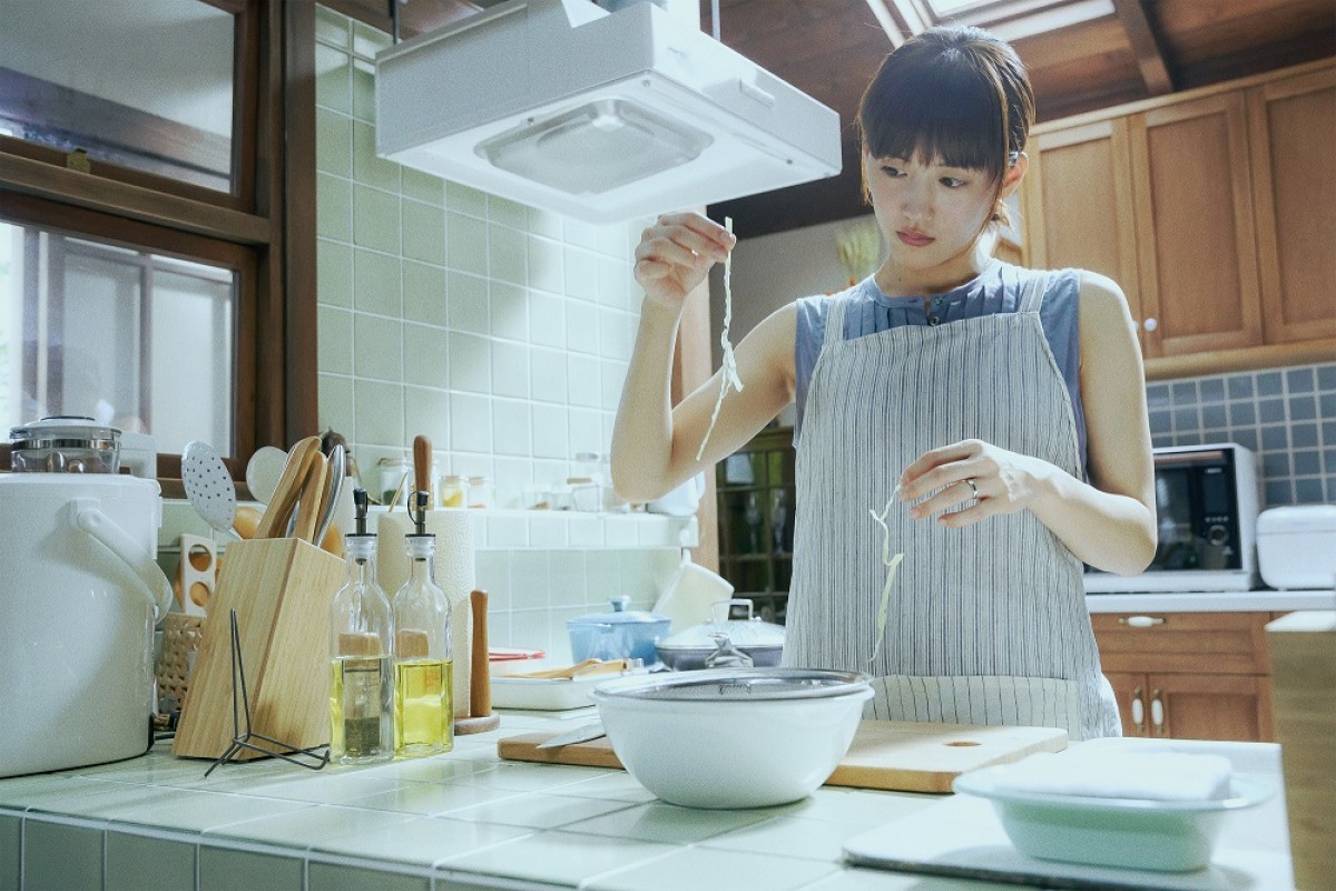 あれ? 料理上手のはずの久実が切ったキャベツの千切りがつながってる… 劇場版『奥様は、取り扱い注意』場面カット
