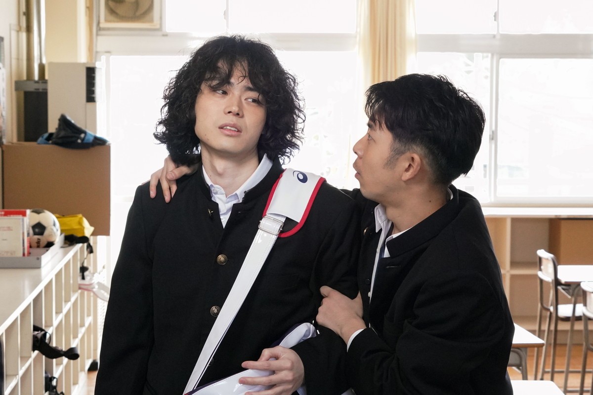 菅田将暉ら“マクベス”制服姿お披露目　『コントが始まる』高校時代の場面写真到着