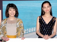 映画『彼女』配信直前イベントに登場した（左から）さとうほなみ、水原希子