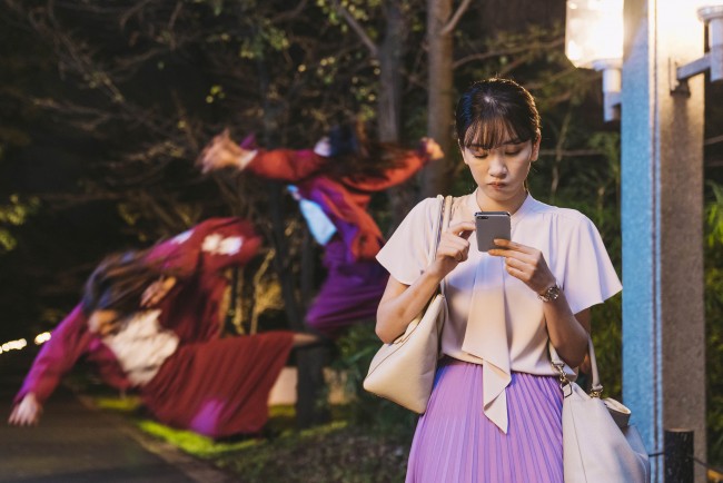 後ろ 逃げて 地獄の花園 永野芽郁の 普通の Olライフ写真解禁 21年4月14日 写真 映画 ニュース クランクイン