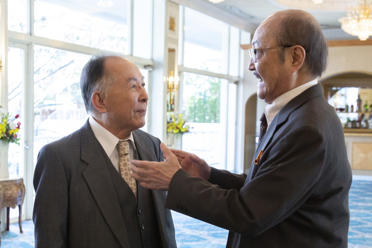 水野勝＆剛力彩芽『お終活』、平均実年齢68歳！ 熟年オールスター場面写真解禁