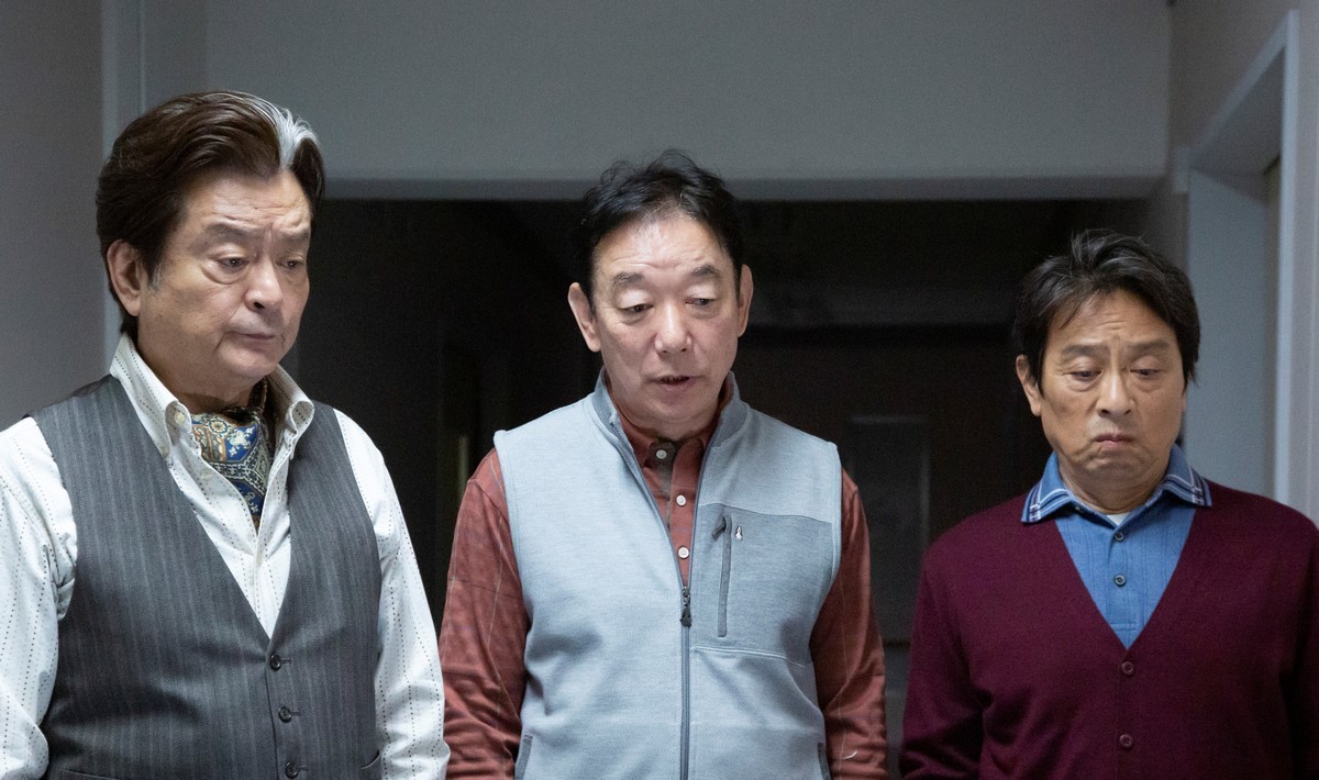 映画『お終活 熟春!人生、百年時代の過ごし方』場面写真(左から)大和田伸也、石丸謙二郎、金田明夫