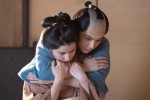 【写真】“栄一”吉沢亮、“千代”橋本愛をバックハグ