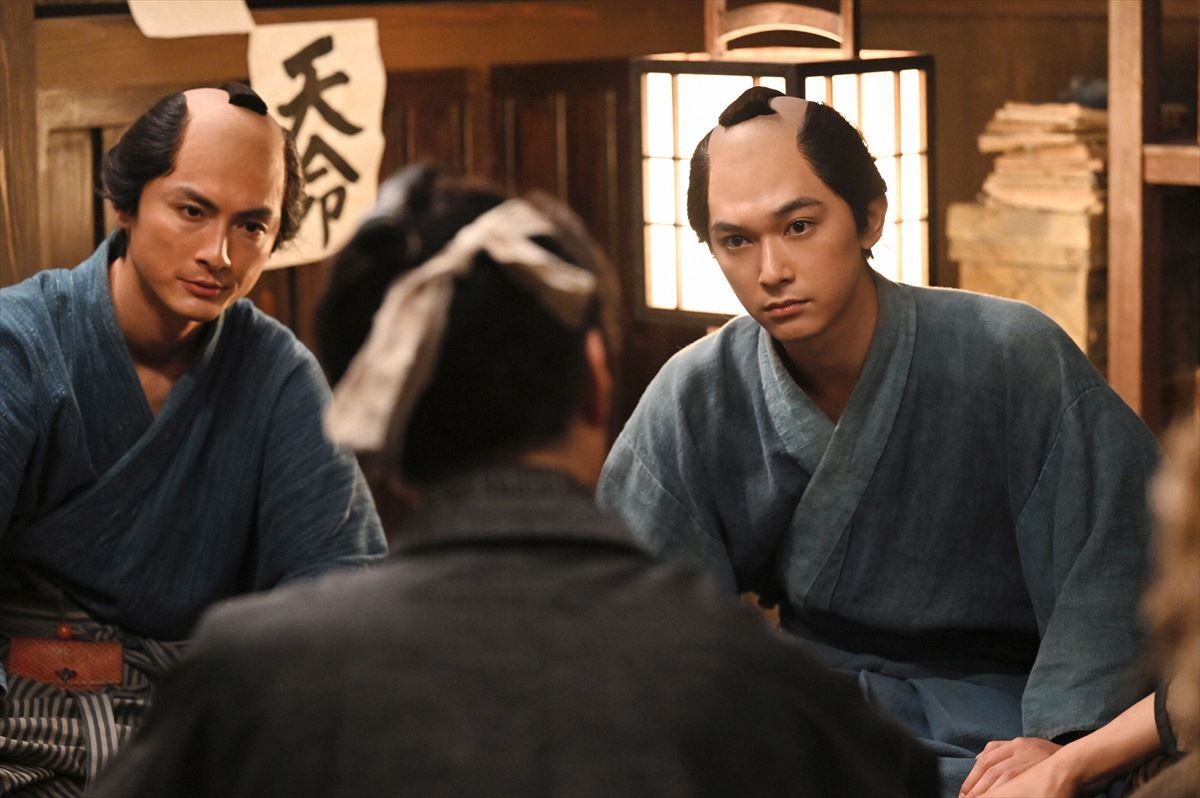 『青天を衝け』“栄一”吉沢亮、“千代”橋本愛をバックハグ 「癒された」「胸キュン」と反響