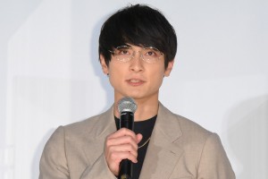 映画『くれなずめ』完成披露舞台あいさつに登場した高良健吾