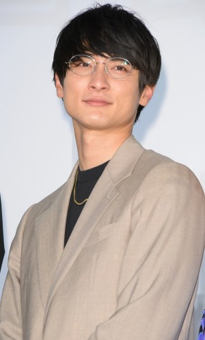 映画『くれなずめ』完成披露舞台あいさつに登場した高良健吾