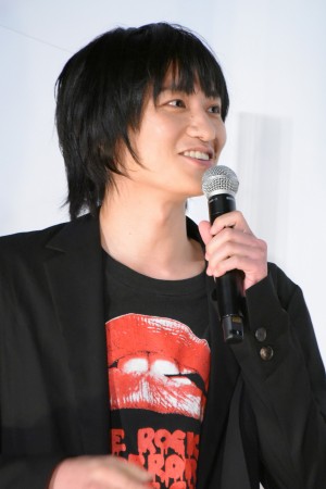 映画『くれなずめ』完成披露舞台あいさつに登場した藤原季節