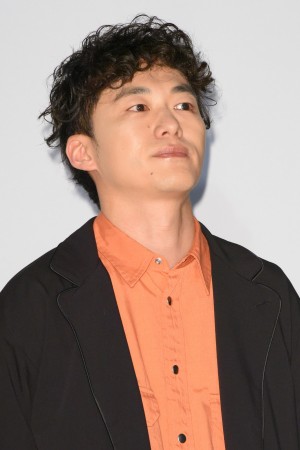 映画『くれなずめ』完成披露舞台あいさつに登場した松居大悟監督