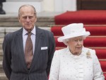【写真】英エリザベス女王とフィリップ殿下、ひ孫たちに囲まれるほっこり集合写真が公開