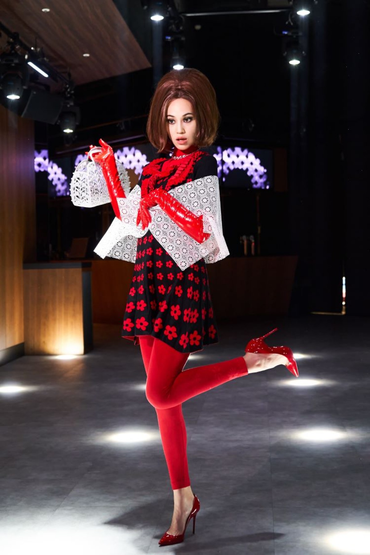 水原希子、ポールダンスや衝撃の全身青塗り姿も　“ディープな趣味”満載『キコキカク』ビジュアル＆予告解禁