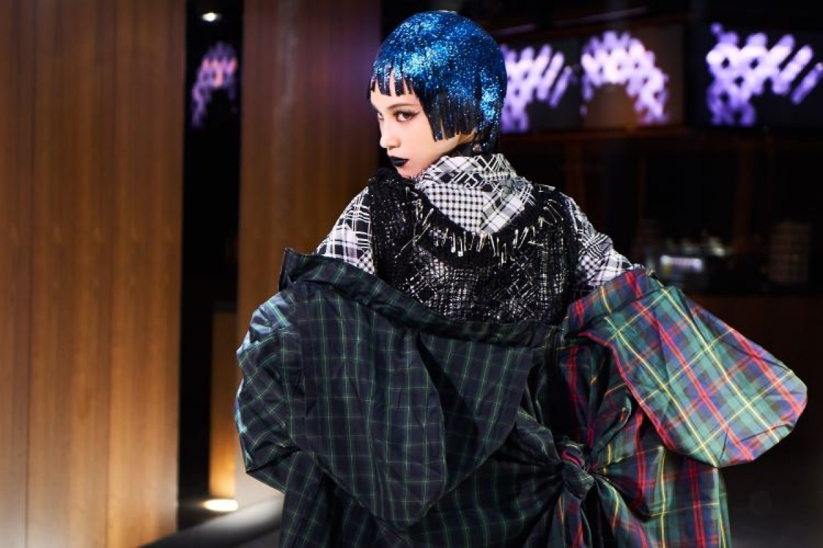 水原希子、ポールダンスや衝撃の全身青塗り姿も　“ディープな趣味”満載『キコキカク』ビジュアル＆予告解禁