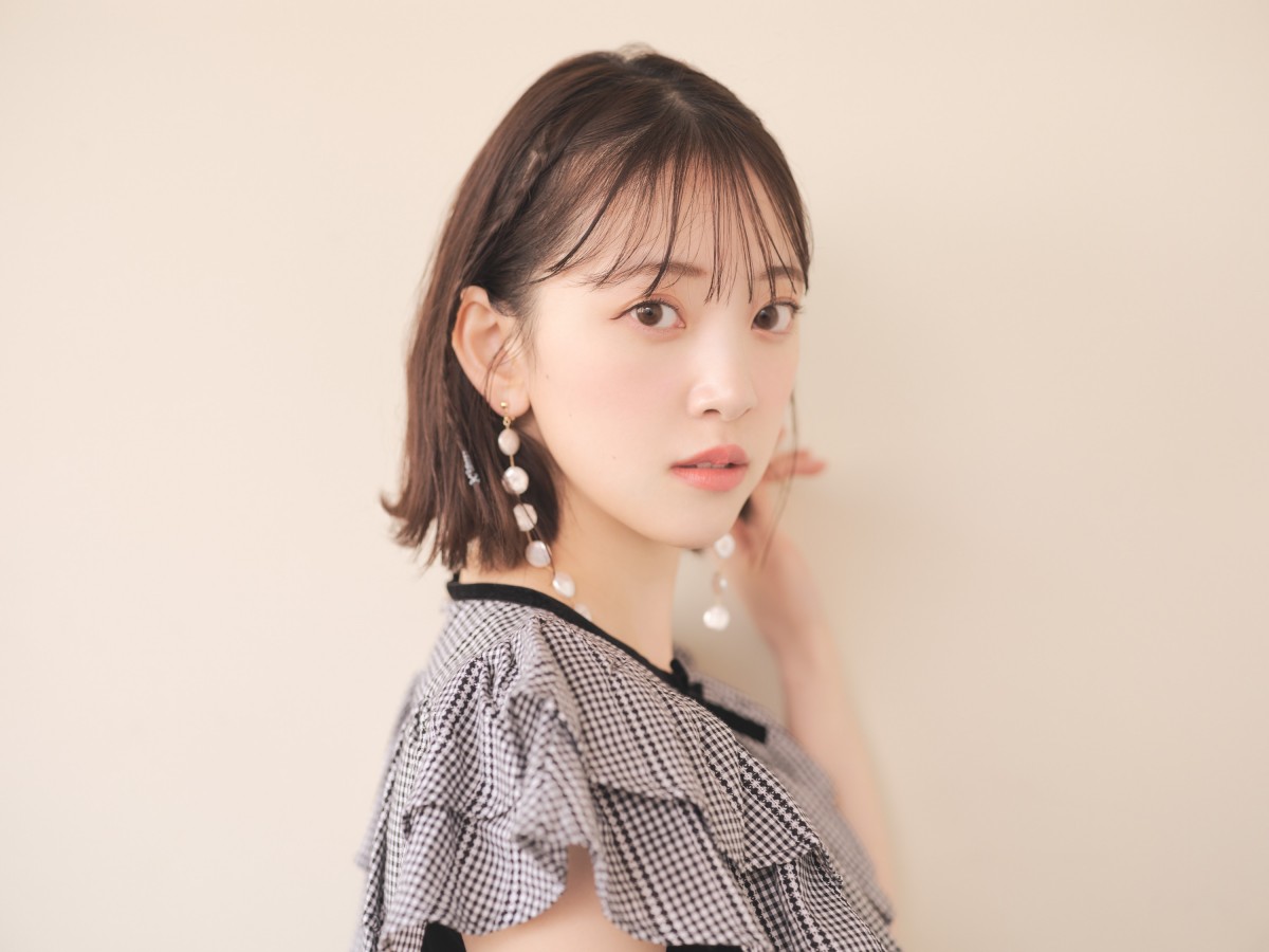 堀未央奈、乃木坂46卒業後の本格グラビア　美脚オフショットに反響