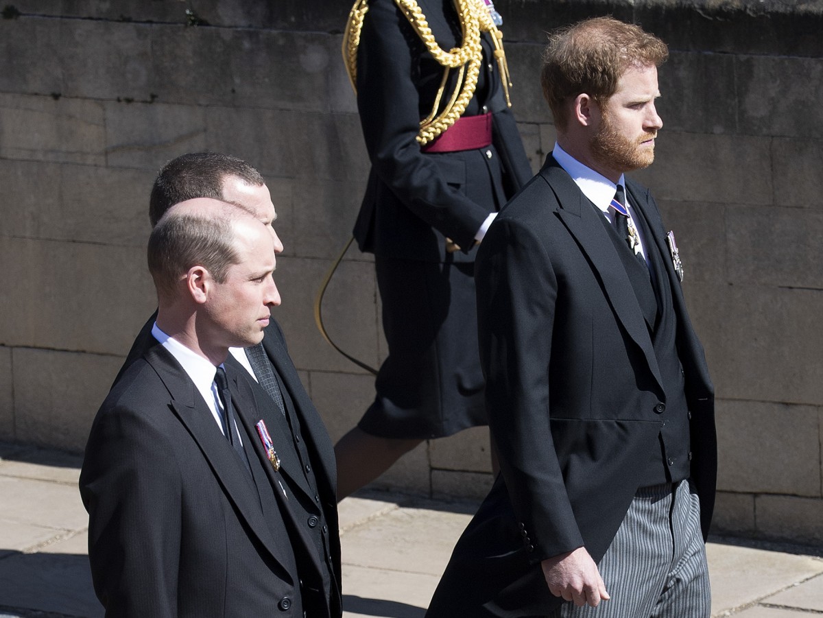 英ウィリアム王子＆ヘンリー王子、フィリップ殿下の葬儀に参列　言葉を交わす様子も