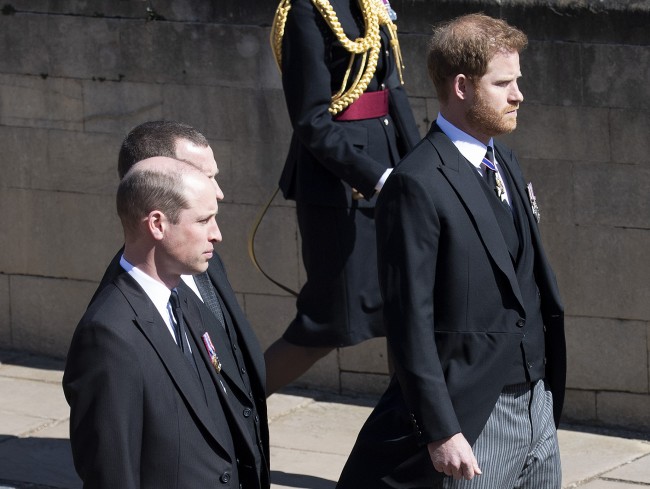 フィリップ殿下の葬儀に参列した英ウィリアム王子（左）とヘンリー王子（右）