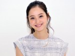 佐々木希、“所ジョージサイン入り”トレーナー着用姿に「幼く見える」「羨ましい」の声