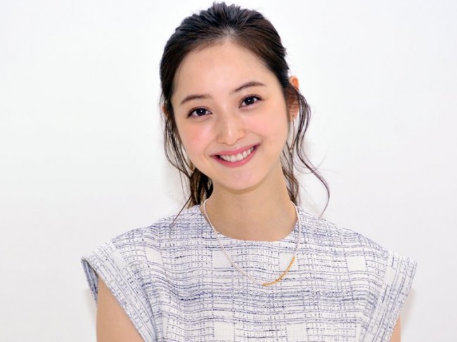 佐々木希 所ジョージサイン入り トレーナー着用姿に 幼く見える 羨ましい の声 21年4月日 エンタメ ニュース クランクイン