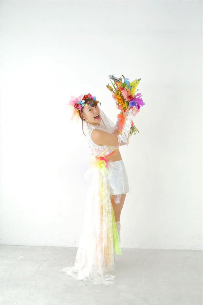 「ゼクシィ海外ウエディング 2021 Summer＆Autumn」でウエディングドレス風衣装を披露するフワちゃん