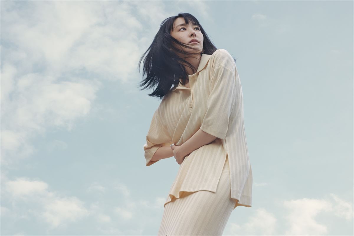 新垣結衣、ワンピース姿で横たわる姿も　H＆Mアンバサダーに就任