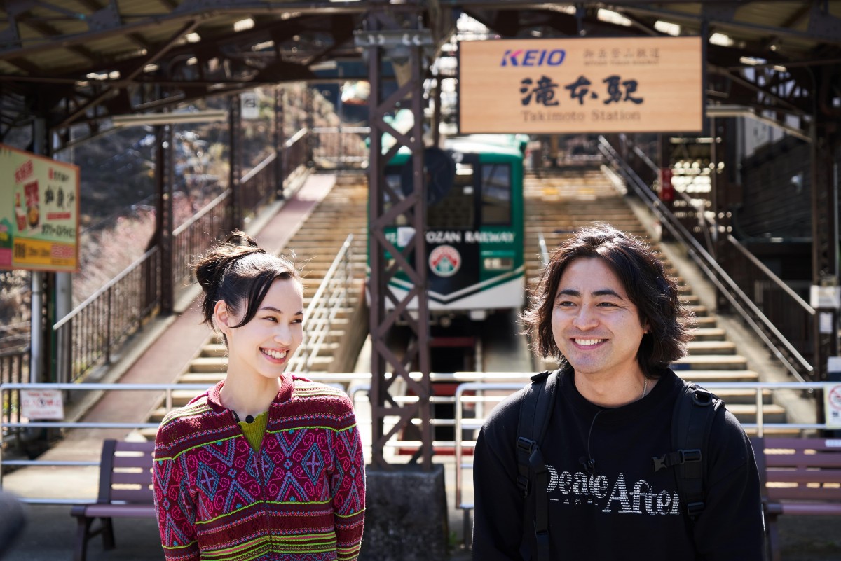 水原希子×山田孝之、“極寒滝行＆瞑想体験”に挑む　『キコキカク』場面カット解禁