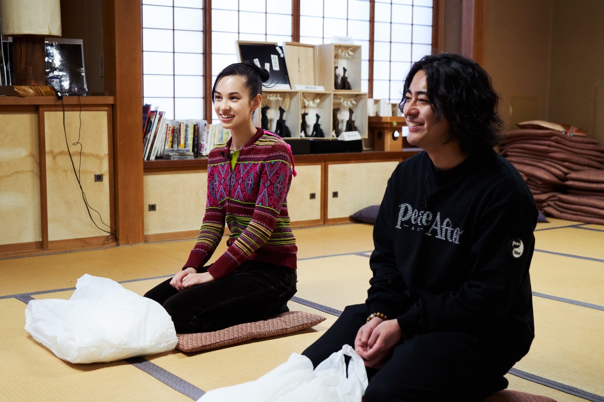 水原希子×山田孝之、“極寒滝行＆瞑想体験”に挑む　『キコキカク』場面カット解禁
