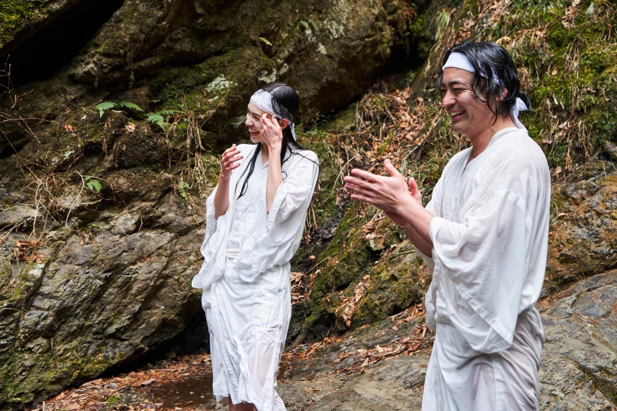 水原希子×山田孝之、“極寒滝行＆瞑想体験”に挑む　『キコキカク』場面カット解禁