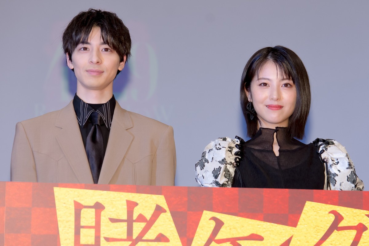 『映画 賭ケグルイ 絶体絶命ロシアンルーレット』完成披露イベントに登場した高杉真宙、浜辺美波
