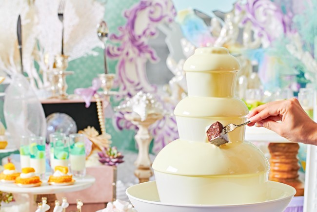 童話 人魚姫 がスイーツビュッフェに 旬の甘いメロンのケーキやゼリーが登場 21年5月11日 写真 イベント クランクイン トレンド 童話 人魚姫 がスイーツビュッフェに 旬の甘いメロンのケーキやゼリーが登場 21年5月11日 写真 イベント クランクイン トレンド