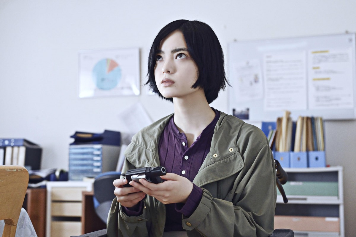平手友梨奈、映画『ザ・ファブル 殺さない殺し屋』場面写真
