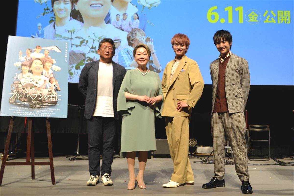 映画『ブルーヘブンを君に』完成披露試写会に登場した（左から）秦建日子監督、由紀さおり、小林豊、本田剛文