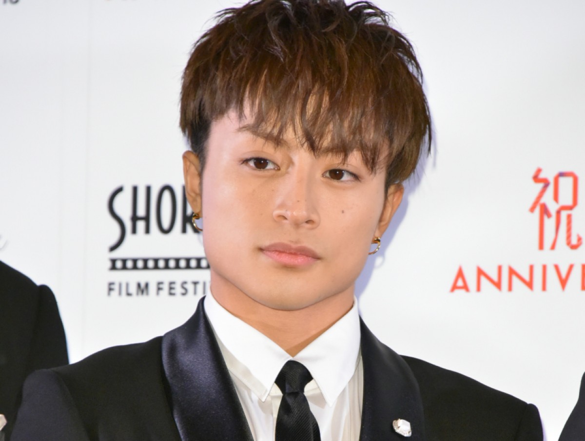 「ポーズが平成」　白濱亜嵐、あざとかわいいポーズ披露に自ら反応