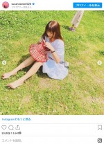 スザンヌ、チェック帽子＆ワンピ＆素足で芝生にゴロリ　※「スザンヌ」インスタグラム