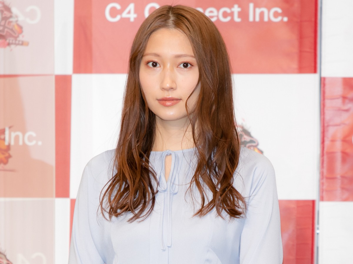 深田恭子、タイトなミニワンピース姿で登場　後輩から「一番かわいい」「目の保養」