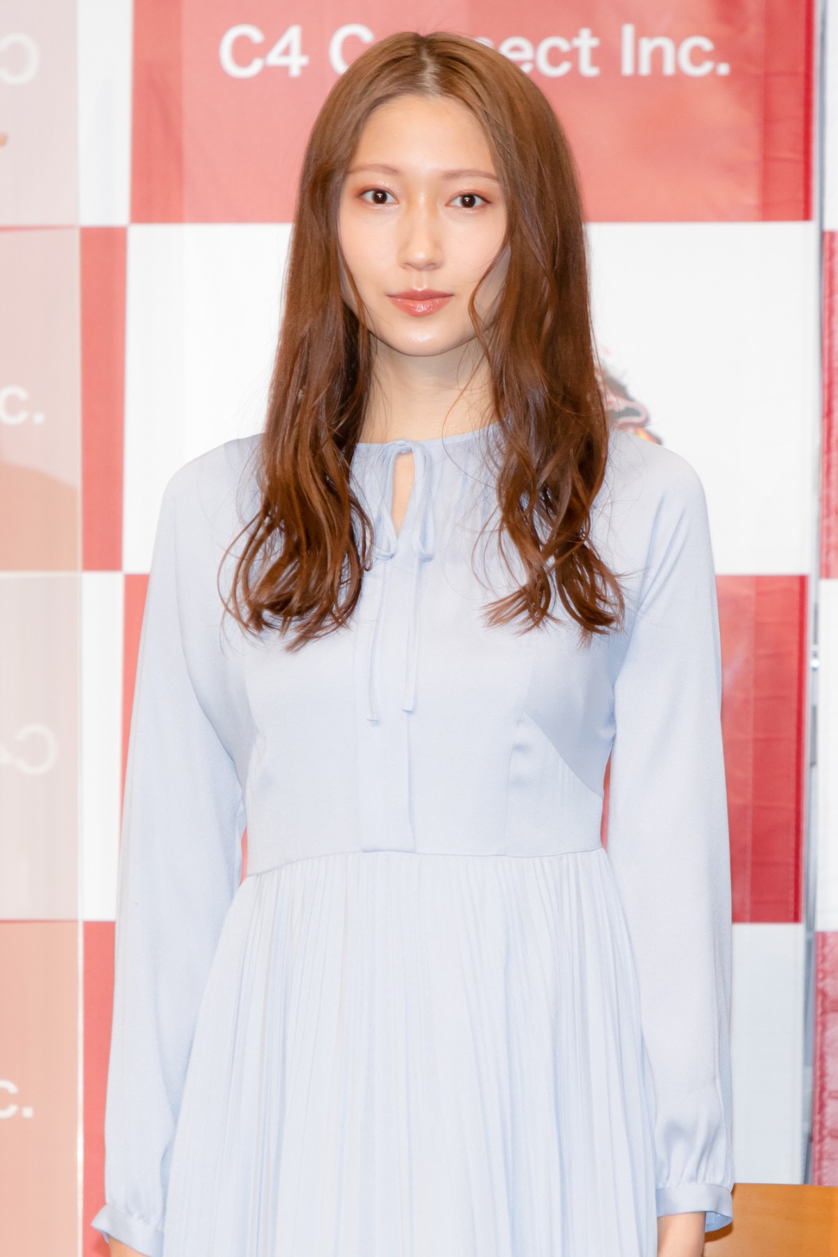 深田恭子、タイトなミニワンピース姿で登場　後輩から「一番かわいい」「目の保養」