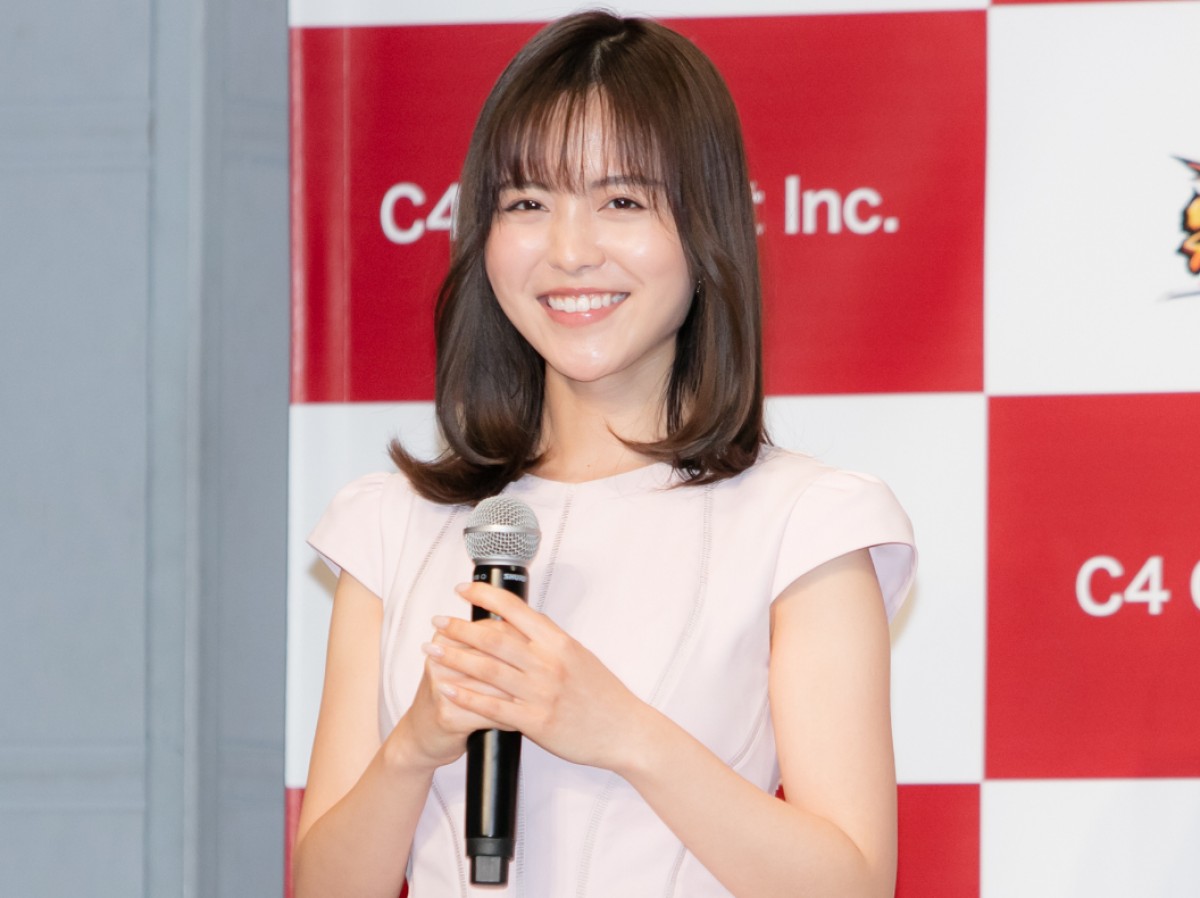 深田恭子、タイトなミニワンピース姿で登場　後輩から「一番かわいい」「目の保養」