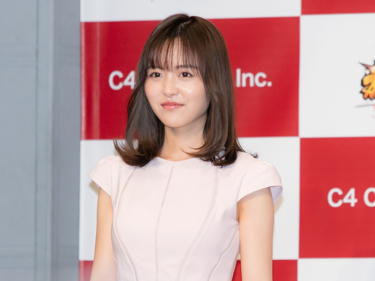 深田恭子、タイトなミニワンピース姿で登場　後輩から「一番かわいい」「目の保養」