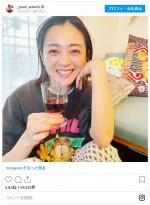 安達祐実、“昼飲み風”ショット　グラスの中身はコーラ！　※「安達祐実」インスタグラム