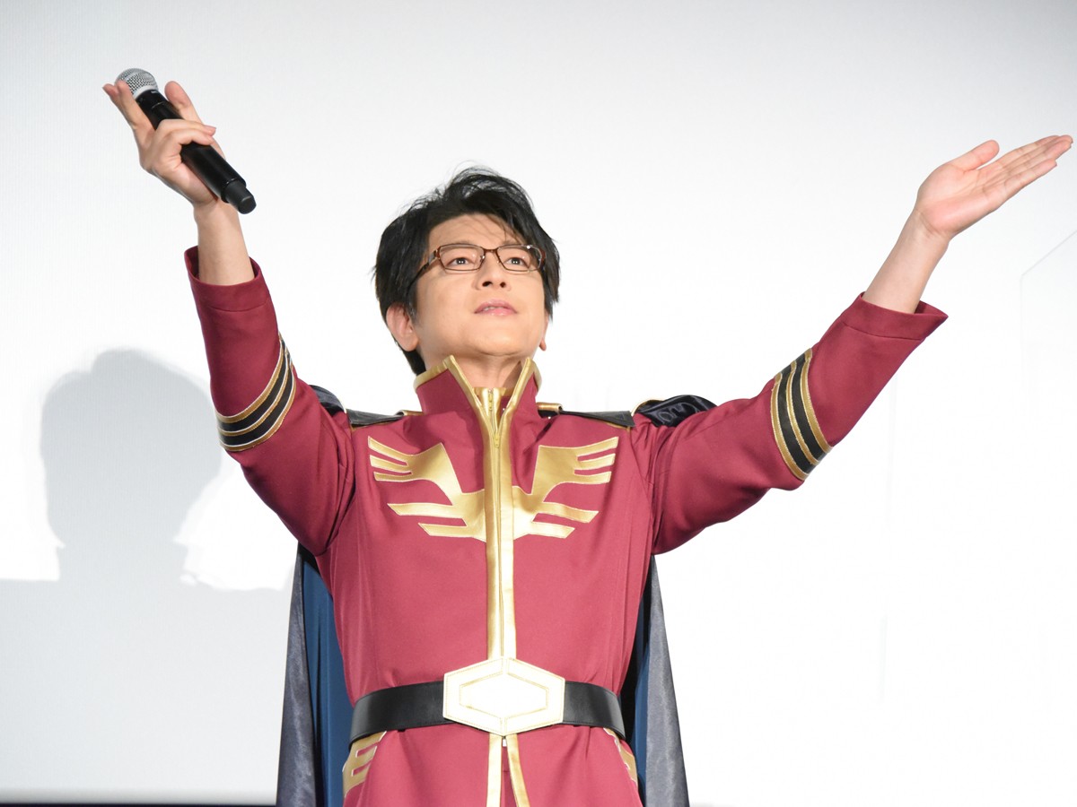 及川光博、シャアコスプレでノリノリ「ライブで着てもいいですか？」