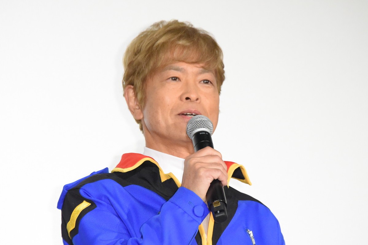 及川光博、シャアコスプレでノリノリ「ライブで着てもいいですか？」