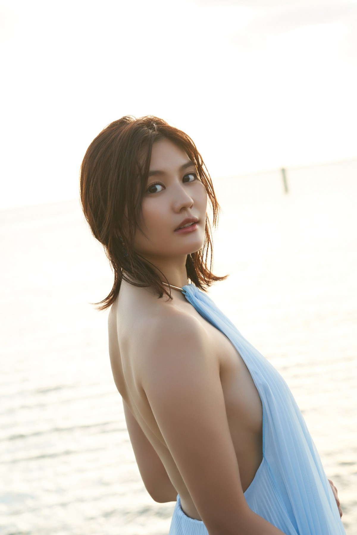 林ゆめ待望の1st写真集　黒ビキニ姿で抜群のスタイル披露