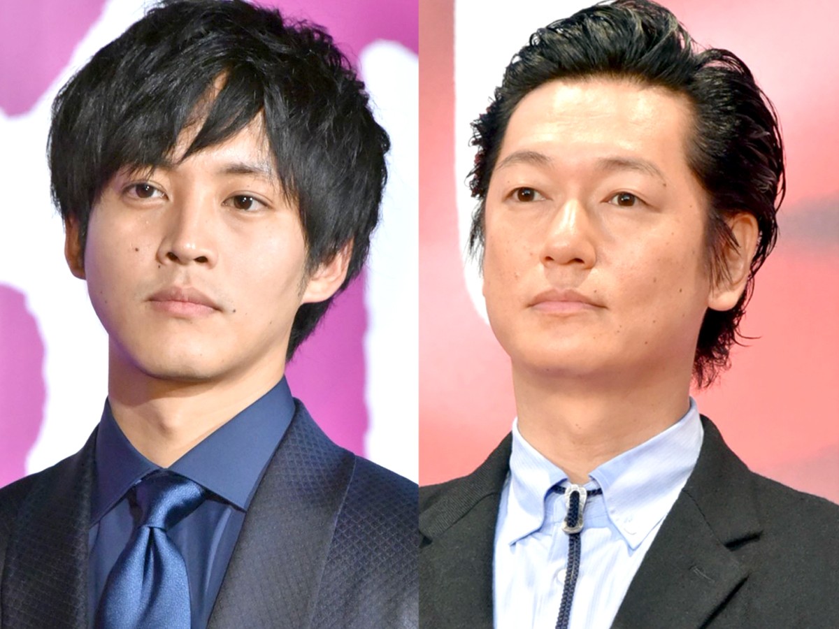 松坂桃李＆井浦新、三角座りで上目遣い　ファン「2人とも可愛すぎます」