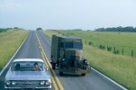 映画『ジーパーズ・クリーパーズ』（2001） 　春休み休暇で実家に戻る道中、騒々しい警笛を鳴らす不気味なトラックにアオラレた姉弟。車を運転していたのはなんと、人食いモンスターだった。どこに逃げても追いかけてくるあおり怪人の恐怖を、都市伝説の謎と絡めたユニークな一篇。