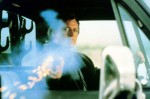 映画『ヒッチャー』（1986）　土砂降りの夜道で謎の男を車に乗せた青年。次第に病的な素顔を覗（のぞ）かせる男を車外に叩きだすが、それは恐怖の序章でしかなかった。歪んだ微笑みを浮かべ、青年につきまとう粘着殺人鬼＝ルトガー・ハウアーの鬼畜ぶりは忘れ難い。