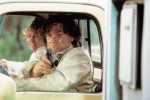映画『ブレーキ・ダウン』（1997）　長距離ドライブ中に砂漠で車が故障、立ち往生した夫婦。運良く通りがかったトラックに乗り、修理屋を呼びに行った妻はそのまま失踪。孤立無援の見知らぬ土地で、取り残された夫の執念の追跡が始まる。90年代版『激突！』と評価も高い一本。