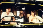 映画『ロードゲーム』（1981）　オーストラリアの広大な原野を飛ばす長距離トラック運転手と、女性ばかりを狙う連続バラバラ殺人鬼の知恵比べの死闘。スリラーの神様、アルフレッド・ヒッチコックを崇拝する鬼才リチャード・フランクリンの代表作。