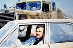 映画『激突！』（1971）　ノロノロ運転のタンクローリーを追い越した乗用車のドライバーを襲う、極限のアオラレ体験。無人の一本道、顔を見せない狂気の運転手、不条理な設定と小気味よい語り口。シンプルにして王道。スティーヴン・スピルバーグ監督が当時25歳で撮りあげた大傑作。